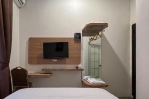 TV a/nebo společenská místnost v ubytování Moresto Hotel Mitra RedDoorz