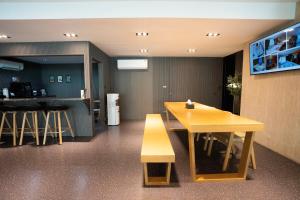 Kuchyň nebo kuchyňský kout v ubytování Infinite Hotel-Ratchada + 95 fotografií