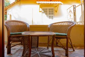 Posezení v ubytování Scarlet's Inn