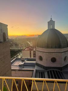 ナポリにあるRo&Ro Napoli luxury roomsの頂上にドームがある建物 +262枚の写真