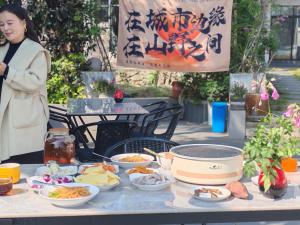 Đồ ăn tại/gần nhà khách