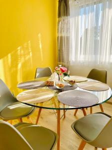 a dining room with a glass table and chairs at Przytulne mieszkanko tuż przy Termach i Parku, nieopodal szlak na Turbacz, GPN, KGP in Poręba Wielka