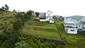 Vista aérea de una casa en una colina en 3 Bhk Villa Ooty - Casa de Amor by EBR, en Ooty