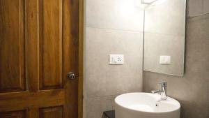 un baño con lavabo y espejo en 3 Bhk Villa Ooty - Casa de Amor by EBR, en Ooty 16 fotos más