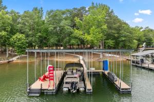 Foto sihtkohas Reed Creek asuva majutusasutuse Midnight Raven Lake House - luxury a-frame w boat galeriist