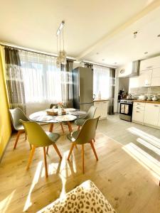 a kitchen and dining room with a table and chairs at Przytulne mieszkanko tuż przy Termach i Parku, nieopodal szlak na Turbacz, GPN, KGP in Poręba Wielka