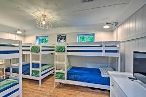 Postel nebo postele na pokoji v ubytování New Listing Blue Haven Nest w Dock