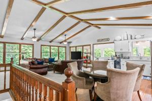 Χώρος καθιστικού στο Lakefront with Dock and Hot Tub