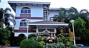 een groot gebouw met bomen ervoor bij Subic Park Hotel in Olongapo