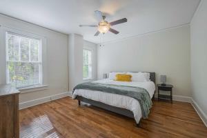 Ένα ή περισσότερα κρεβάτια σε δωμάτιο στο Five Points Mill House w Firepit