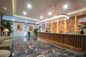 a lobby of a hotel with a bar and people at Dong Cheng Hotel in Shunde