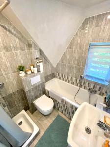 a bathroom with a sink and a tub and a toilet at Przytulne mieszkanko tuż przy Termach i Parku, nieopodal szlak na Turbacz, GPN, KGP in Poręba Wielka +127 photos