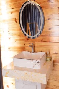 a bathroom with a sink and a mirror on the wall at Homestay Đồi Mây Lộc Tân Bảo Lộc in Bảo Lâm +125 photos