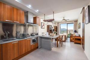 Kuchyň nebo kuchyňský kout v ubytování 来咖海景民宿酒店陵水清水湾阿罗哈店