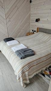 Una cama con toallas en una habitación en Лісове SPA, en Vishenki