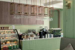 une boulangerie avec un comptoir orné de lustres dans l'établissement Olivia Boutique Thailand, à Ban Bang Kraba