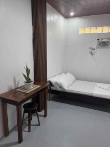 a room with a bed and a table and a desk at Bergon Homestay in Burgos