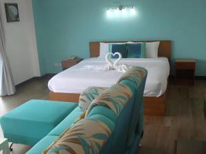 Un dormitorio con una cama y un sofá al lado. en Urban House 195, en Chiang Mai 118 fotos más