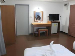 1 dormitorio con escritorio, ordenador y cama en Urban House 195, en Chiang Mai