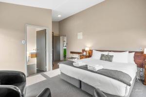 Postel nebo postele na pokoji v ubytování Tussock Lodge Waipiata