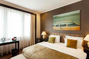 Giường trong phòng chung tại Quentin Boutique Hotel