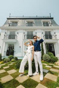 un homme et une femme debout devant une maison dans l'établissement Olivia Boutique Thailand, à Ban Bang Kraba