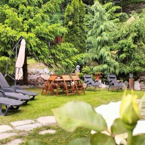 un tavolo da picnic in un cortile con sedie e alberi di Maison du Soleil- CIR VDA Valtournenche n 0204 a Valtournenche Altre 36 foto