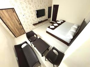 an overhead view of a bedroom with a bed and chairs at P A Castle in Salem