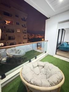 ein Schlafzimmer mit einem Bett auf dem Balkon eines Gebäudes in der Unterkunft Résidence Jade in Sousse + 11 Fotos
