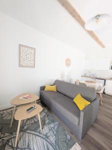 ブライにあるCocon lumineux 4P avec jardin privé calmeのソファとテーブルのあるリビングルーム