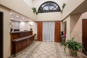 a lobby of a hospital with a waiting room at Hawthorn Suites by Wyndham Napa Valley in Napa +38 photos