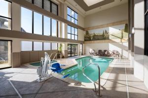 a swimming pool in a building with a house at Hawthorn Suites by Wyndham Napa Valley in Napa