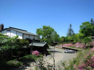 una casa con un coche aparcado en un estacionamiento en Auberge Kitano Dandan, en Abashiri