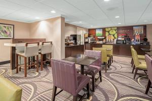 Posezení v ubytování La Quinta by Wyndham Baton Rouge Siegen Lane