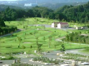 una vista aérea de un parque con árboles y agua en Business Hotel BL Kuwana, en Kuwana
