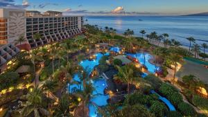 Una vista aérea de un resort con piscina y el océano. en Marriott's Maui Ocean Club Studio Oceanview, en Lahaina 19 fotos más