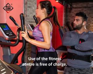 een man en een vrouw op een loopband in een sportschool bij Diplomat Suites Hotel in Baku