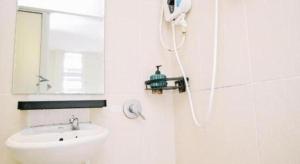 een witte badkamer met douche en wastafel bij My Home Hotel Wangsa Maju in Kuala Lumpur +57 foto's
