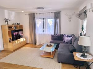 una sala de estar con un sofá y una mesa en Villa Piccola, en Villach