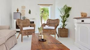 a living room with a table and wicker chairs at Stay at Richmond in Richmond +10 photos