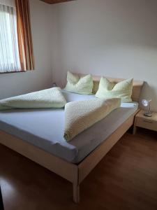 Ένα ή περισσότερα κρεβάτια σε δωμάτιο στο Chasa Val Bella