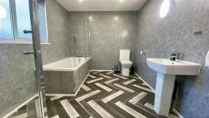 Koupelna v ubytování Large Contractor House - 6 Bedrooms - 10 BEDS - Free Private Parking + 36 fotografií