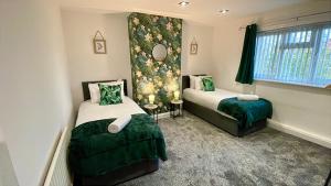 Postel nebo postele na pokoji v ubytování Large Contractor House - 6 Bedrooms - 10 BEDS - Free Private Parking