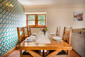 奥福德Barclay’s But n Ben的餐桌上的木桌