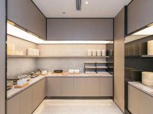 een keuken met een aanrecht met wat eten erop bij JI Hotel Beijing Xizhimen in Beijing