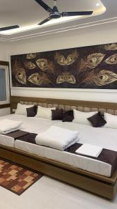 a large bed in a room with a wall at Shreeramyadham vrindavan in Vrindāvan