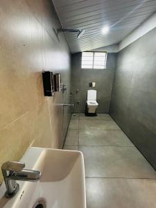 JamburにあるIsland Cafeのバスルーム(洗面台、トイレ付)