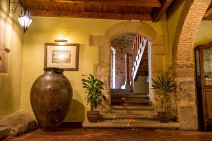 a large vase in aoyer with stairs and a window at Hotel Boutique Posada Dos Orillas in Trujillo
