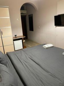 Televiisor ja/või meelelahutuskeskus majutusasutuses Taste Tbilisi