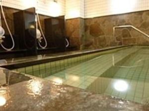 una gran piscina en un edificio en Smile Hotel Nishiakashi, en Hayashi
